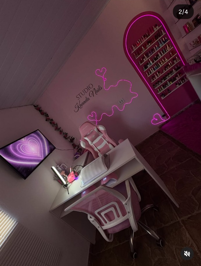 Studio Knanda Nails, com decoração rosa e iluminação em neon